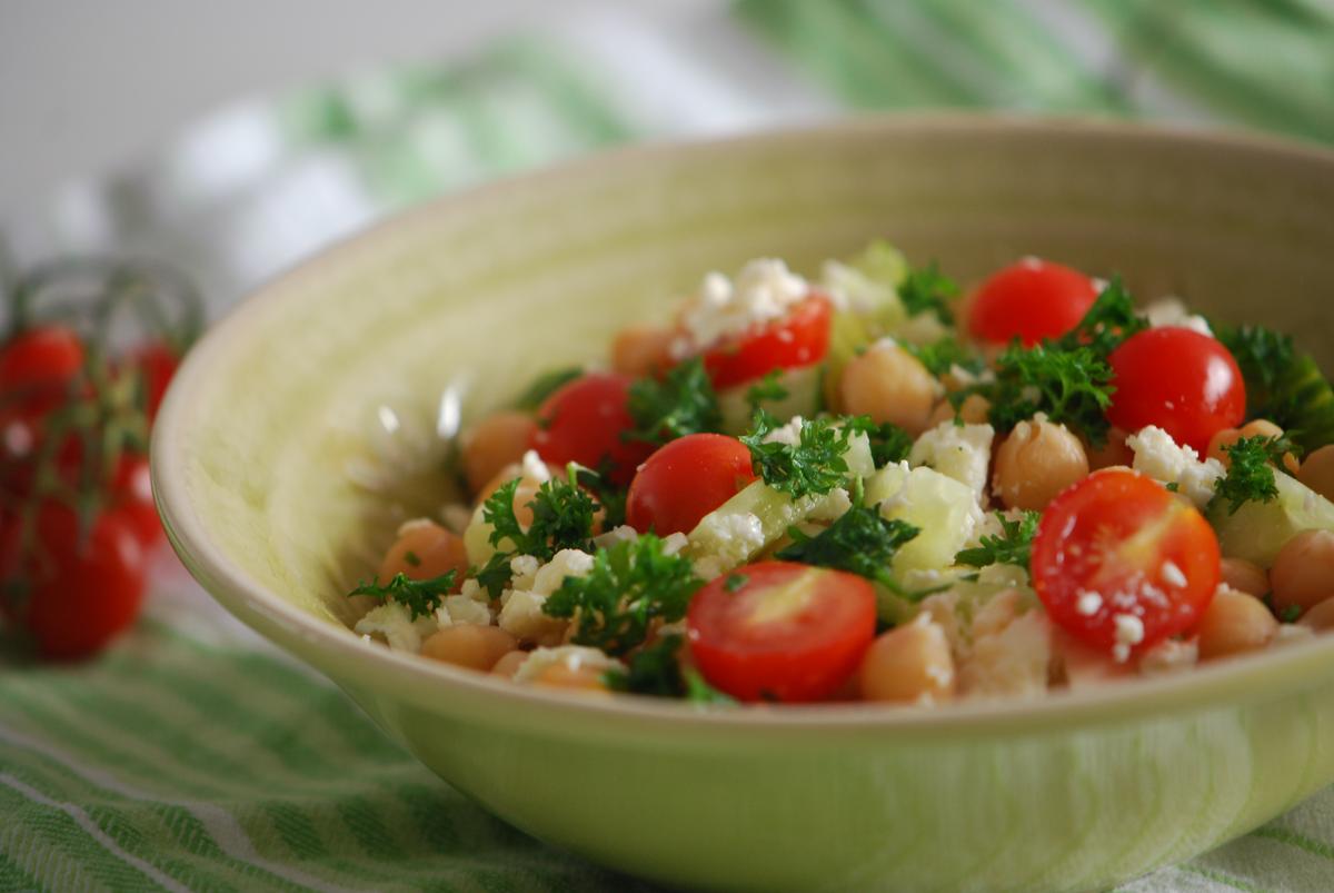 Rezeptbild: Kichererbsen-Feta-Salat mit Kirschtomaten