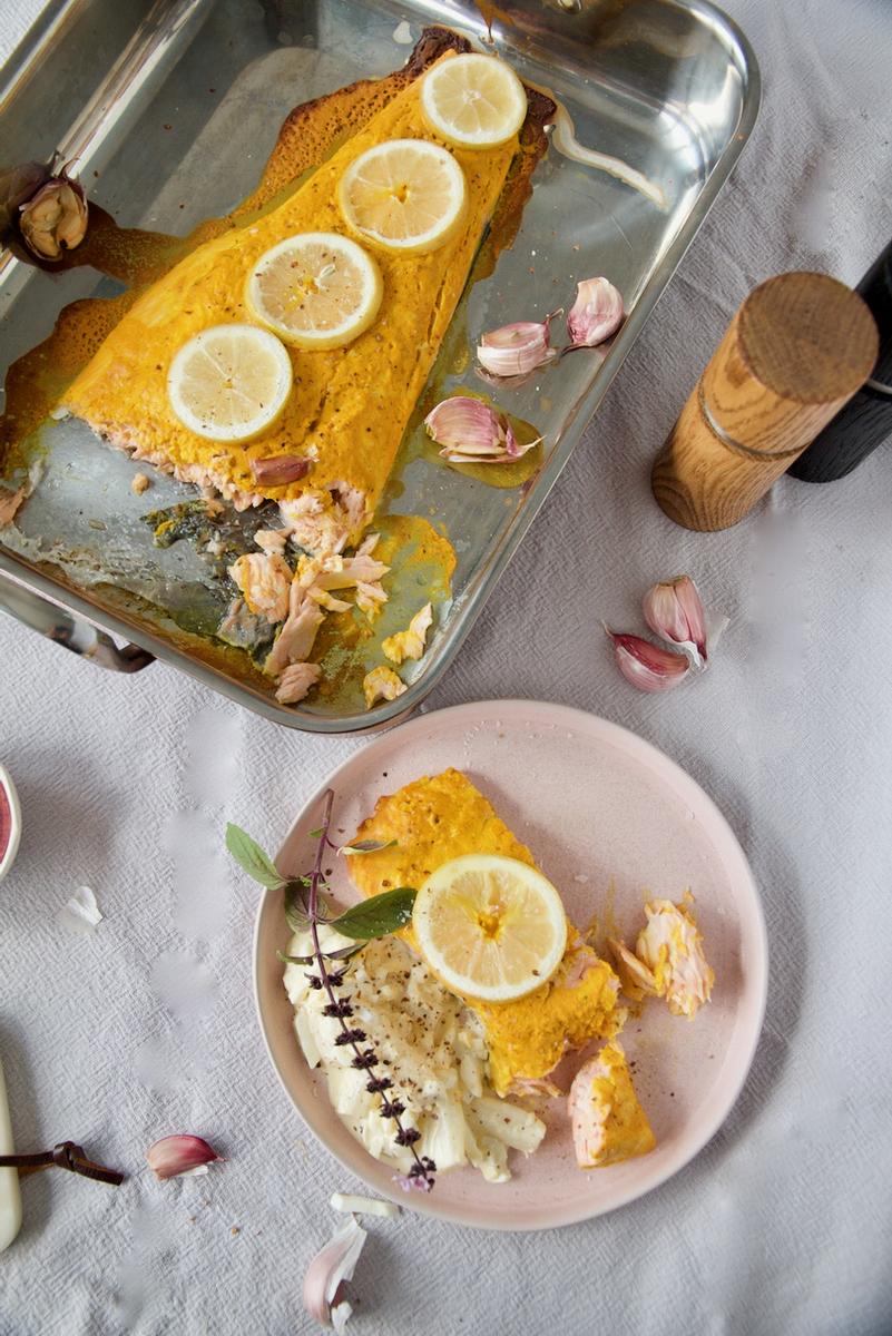 Rezeptbild: Einfacher Kurkuma-Zitronen-Lachs aus dem Ofen