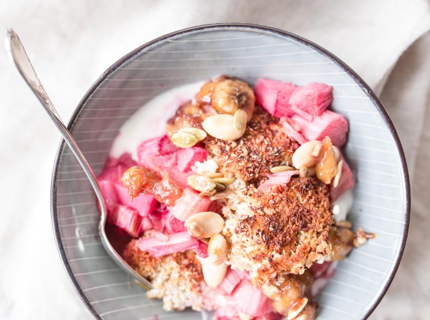 Rezeptbild: Baked Oatmeal - Kokosmüsli mit Rhabarber