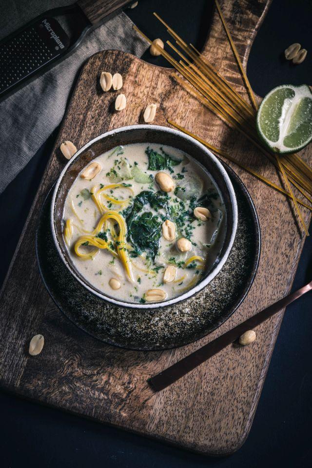 Rezeptbild: 30 Minuten Erdnuss-Nudel-Suppe mit Pak Choi und Limette