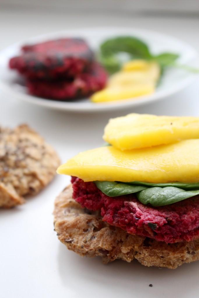 Rezeptbild: Rote Bete-Feta Burger mit Mango und Blattspinat. Glutenfrei.