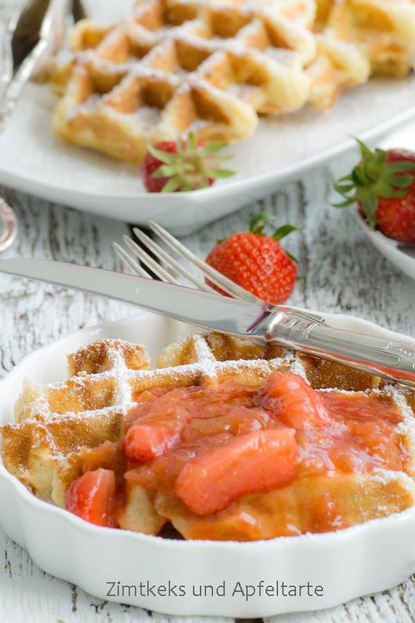 Rezeptbild: Karamellisierte Belgische Waffeln mit Rhabarber-Erdbeer-Kompott
