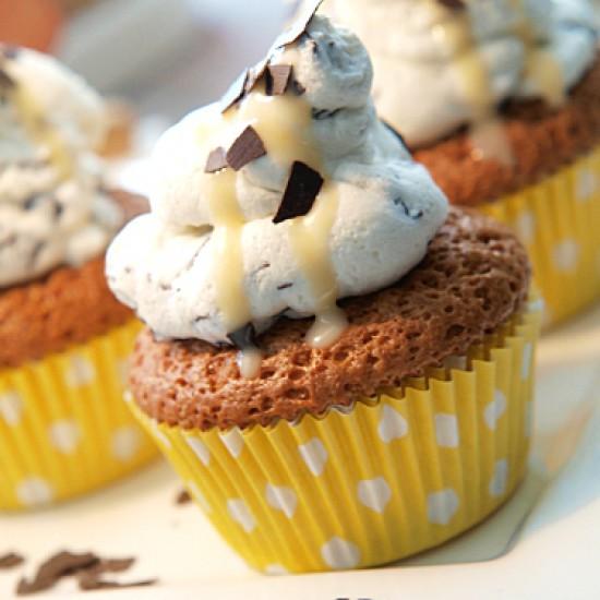 Rezeptbild: Eierlikör-Cupcakes mit Stracciatella-Sahne-Topping