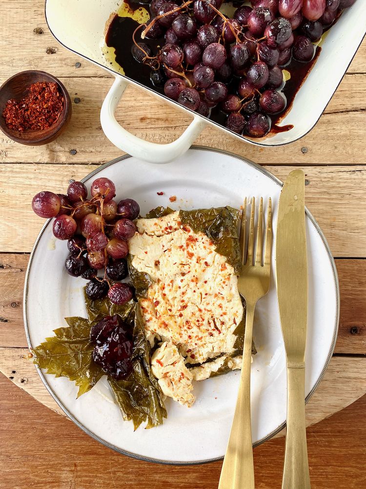 Rezeptbild: In Weinblätter gegrillter Feta mit gerösteten Trauben