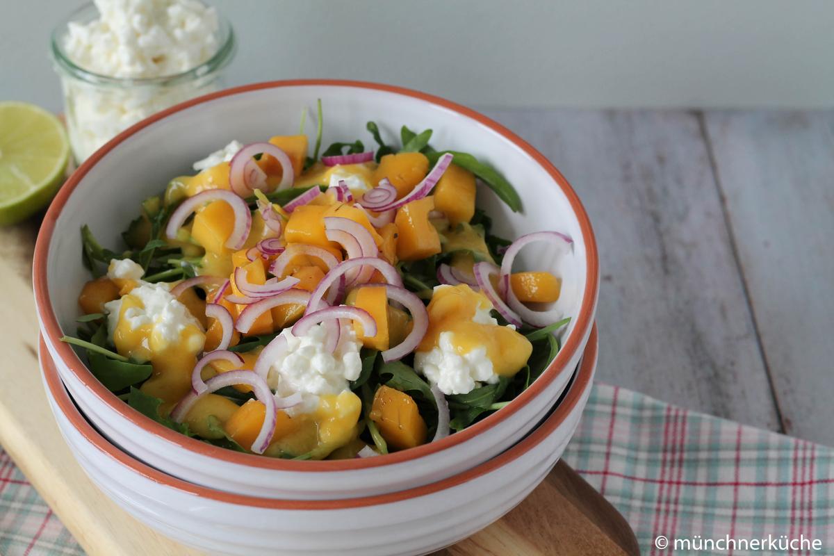 Rezeptbild: Ruccolasalat mit Mango und körnigem Frischkäse