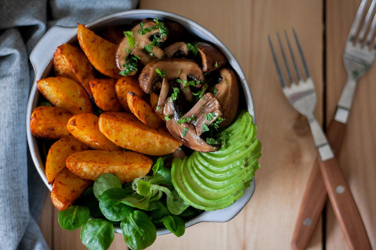 Rezeptbild: Feierabend-Bowl mit Wedges & Balsamico-Pilzen