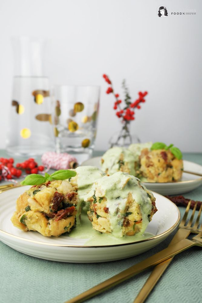Rezeptbild: Knödel auf Italienisch: Tomaten-Semmelknödel mit Pinienkernen und Basilikumsoße