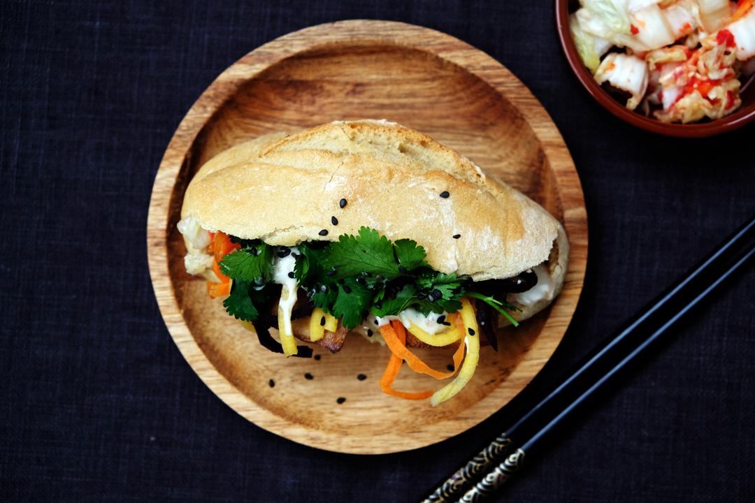 Rezeptbild: BANH-MI mit eingelegtem Tofu, Wasabi-Sesam Sauce und schnellem Kimchi