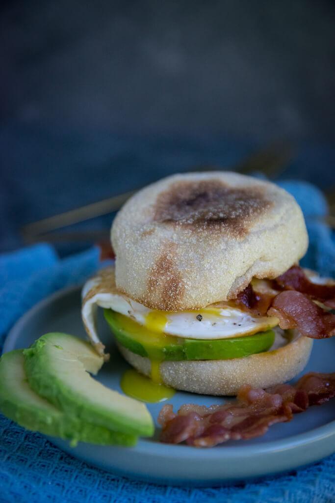 Rezeptbild: Bacon Avocado Toastie mit Spiegelei