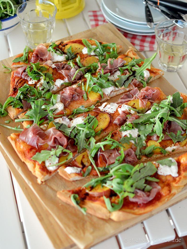 Rezeptbild: Sommer-Pizza mit Pfirsich und Burrata