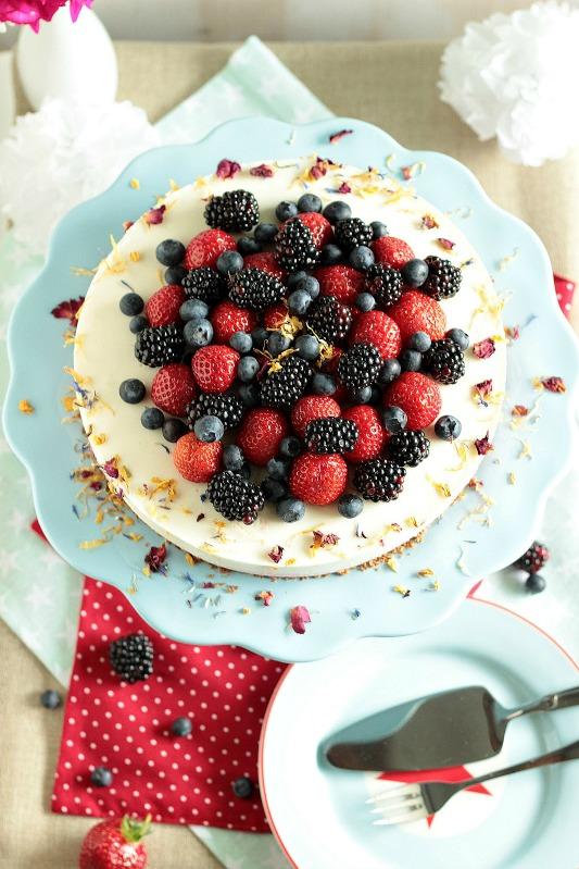 Rezeptbild: Sommerbeerentraum mit Knusperboden und zweierlei Creme - ganz ohne backen! 