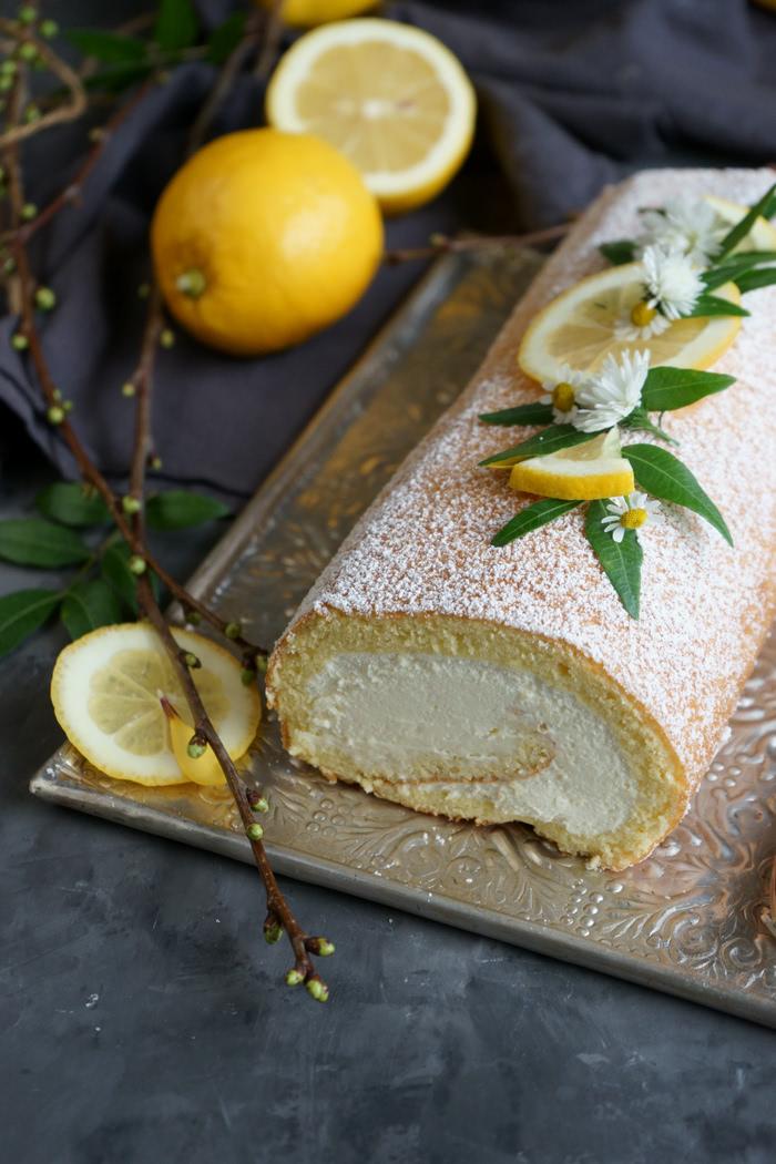 Rezeptbild: Zitronenbiskuitrolle mit Mascarpone-Sahne-Creme