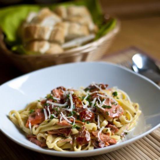 Rezeptbild: Tagliatelle mit Räucherlachs und getrockneten Tomaten