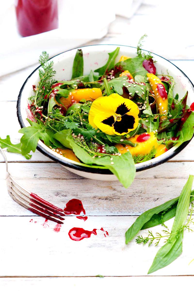 Rezeptbild: Sommersalat mit Mango, Wildkräutern und Himbeerdressing