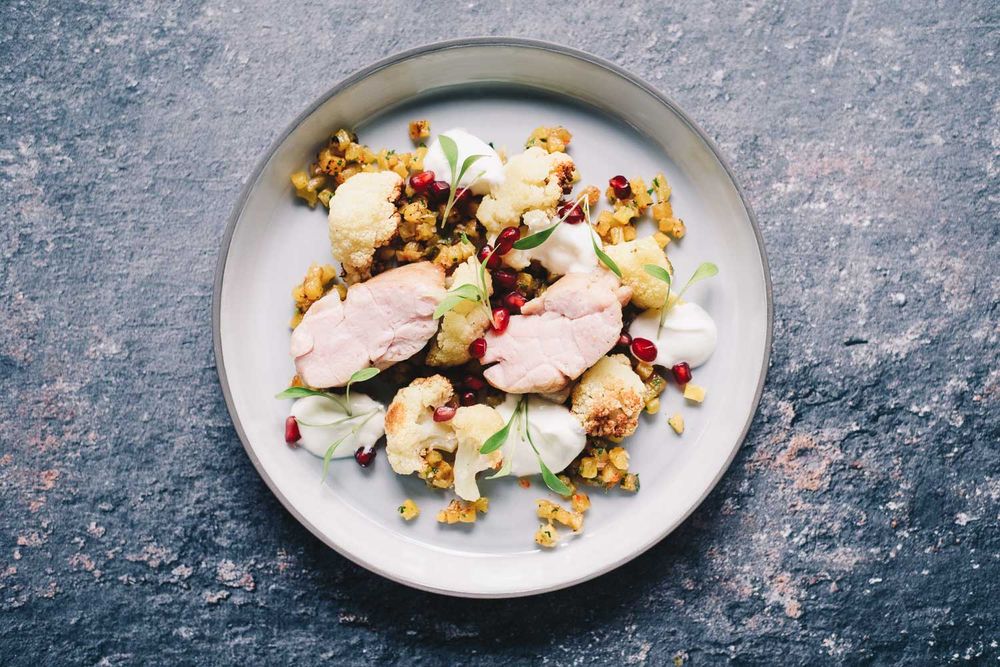Rezeptbild: Kalbsbries mit Austern, geröstetem Blumenkohl und Ananassalsa