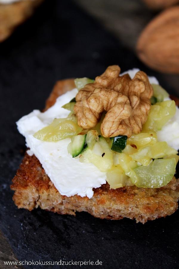Rezeptbild: Crostinis mit Ziegenkäse, Zucchini und Walnuss