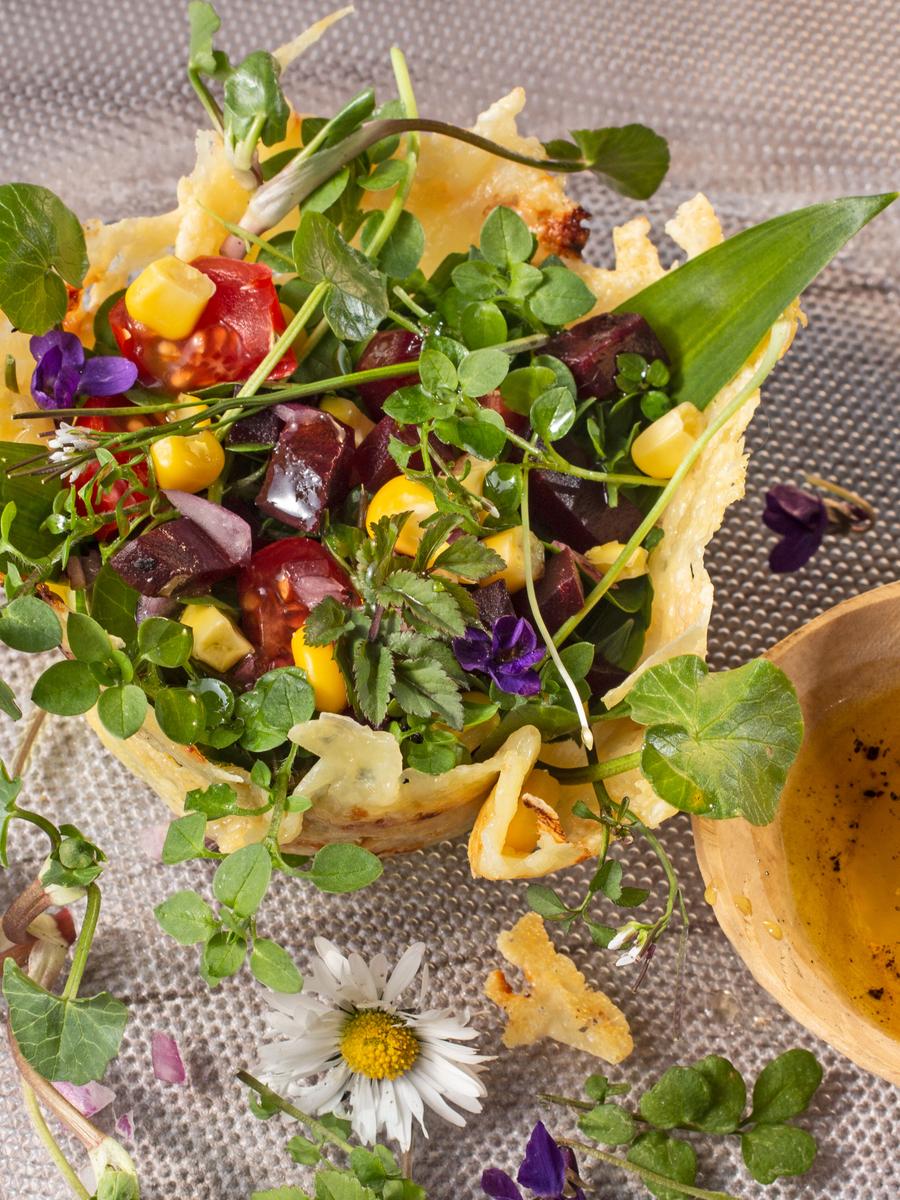 Rezeptbild: Wildkräuter-Käsekörbchen