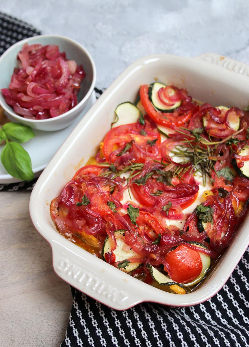 Rezeptbild: Schafskäse aus dem Ofen mit Gemüse und karamellisierten Zwiebeln
