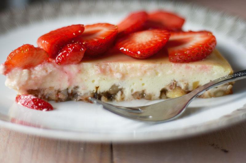 Rezeptbild: Käsekuchen mit Erdbeeren, Holunderblütensirup und Mandelboden