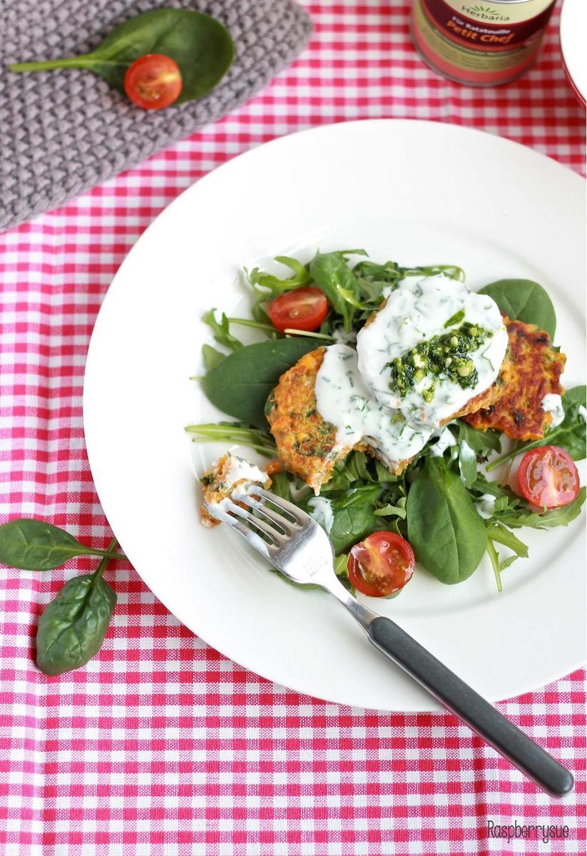 Rezeptbild: Quinoa-Taler mit Bärlauch und Joghurtdip