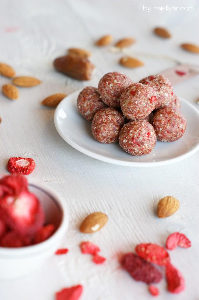 Rezeptbild: Vegane Erdbeer-BlissBalls