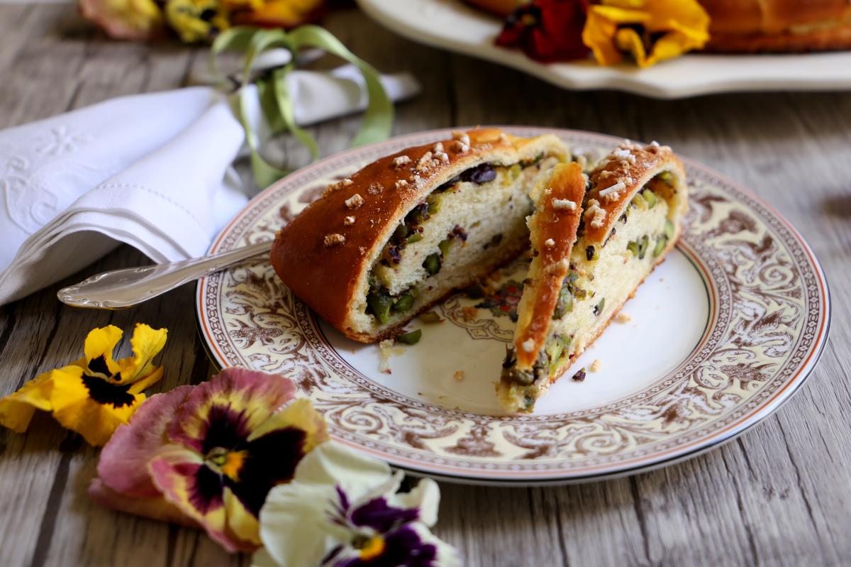 Rezeptbild: Corona Pasquale con ripieno di pistacchi profumati all'arancia