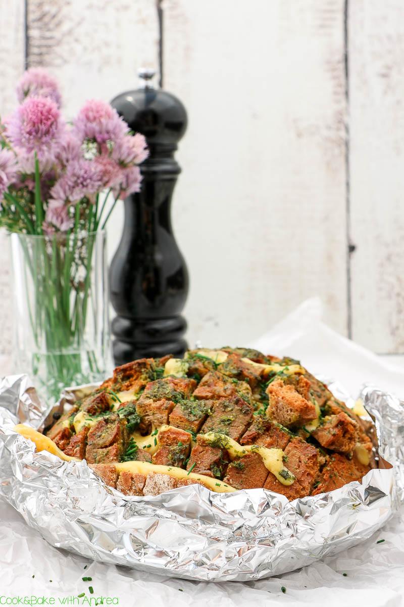 Rezeptbild: Kräuter-Zupfbrot mit Käse für den Grill