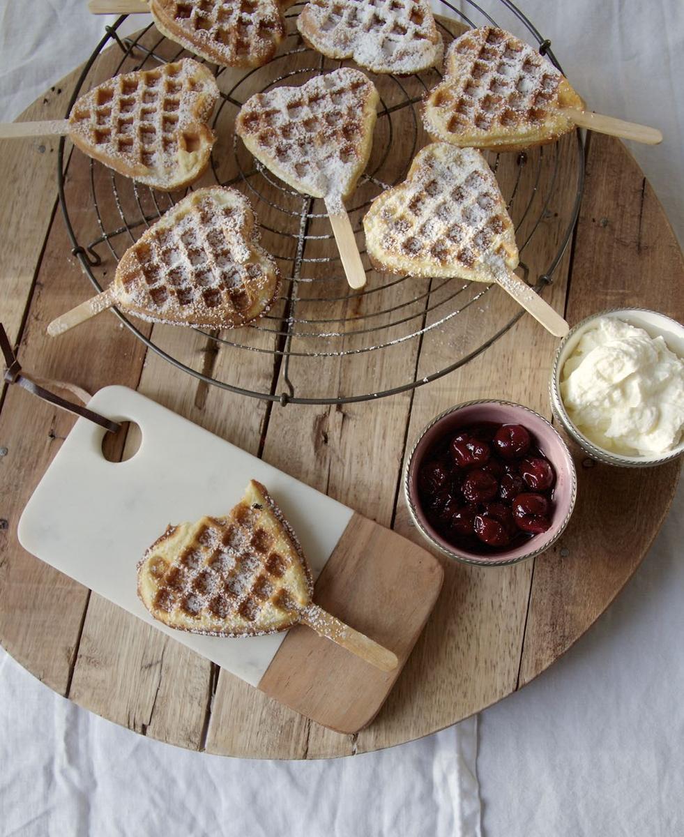 Rezeptbild: Glutenfreie Herzwaffeln am Stiel mit Rosenwasser 