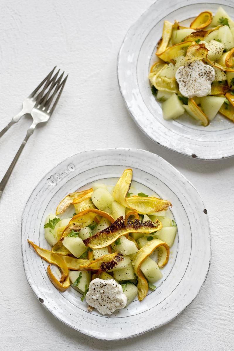 Rezeptbild: spätsommerlicher Salat mit gerösteten Zucchini, Zuckermelone und Schafkäse
