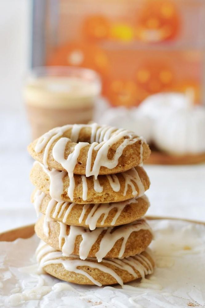 Rezeptbild: Saftige Kürbis-Donuts aus dem Ofen mit Chai-Glasur (vegan)