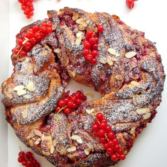 Rezeptbild: Johannisbeer-Mandel-Hefekranz