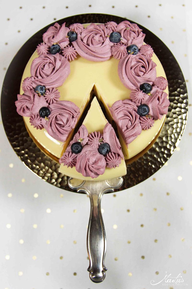 Rezeptbild: Feine Eierlikörtorte mit Beerensahne