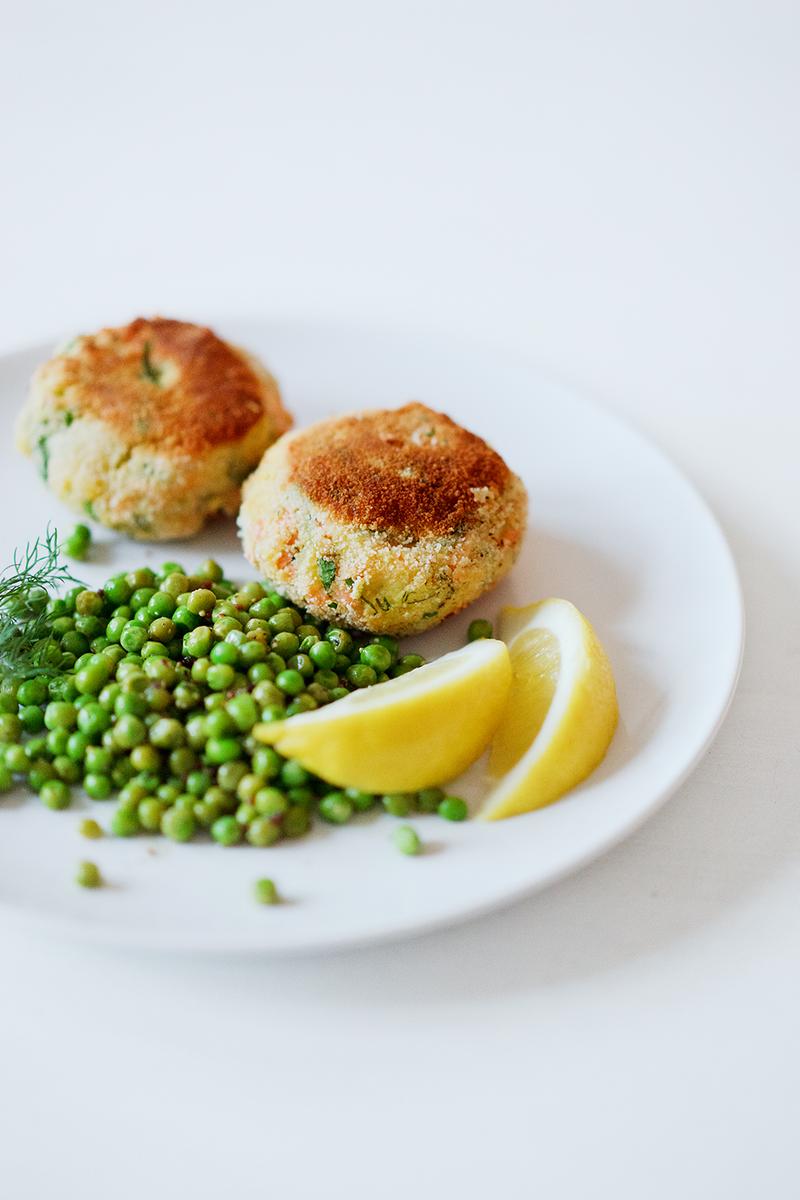 Rezeptbild: Lachs-Kartoffel-Frikadellen und Erbsensalat mit Zitronendressing
