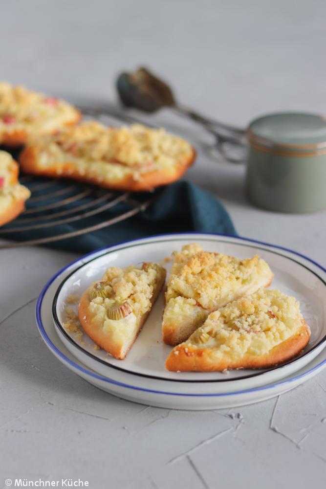 Rezeptbild: Rhabarber-Streusel-Taler mit Pudding