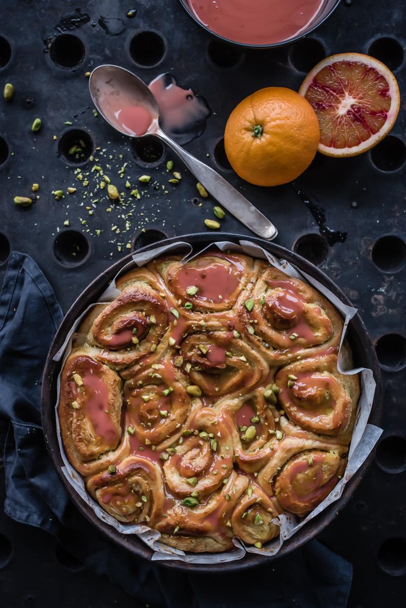 Rezeptbild: ruckizucki tonkaschnecken, gefüllt mit göttlicher pistazien frangipane und glasiert mit blutorangen grenadine curdguss