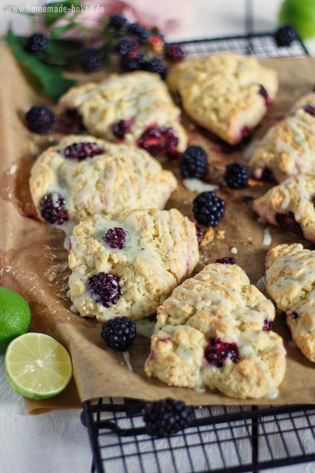 Rezeptbild: Brombeer Scones mit Limettenguss