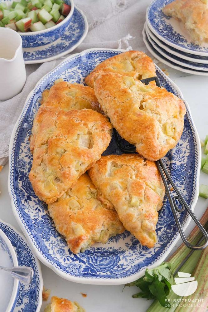 Rezeptbild: Fruchtige Scones mit Rhabarber und Vanille