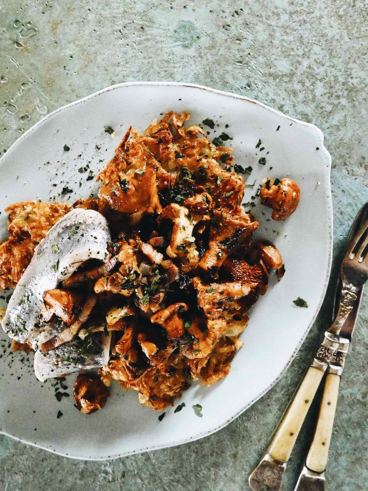 Rezeptbild: KARTOFFELPUFFER MIT MATJES & PFIFFERLINGEN