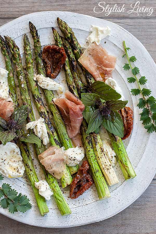 Rezeptbild:  Gegrillter Spargel mit Büffelmozzarella und Parmaschinken
