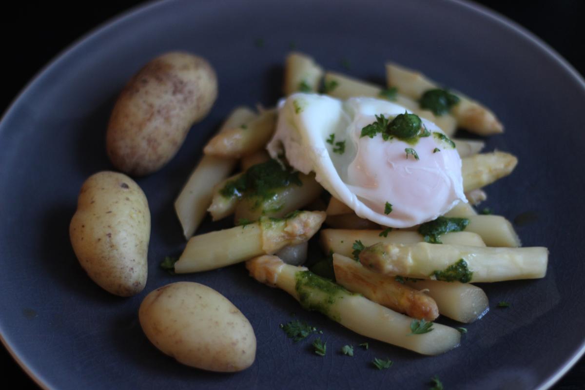 Rezeptbild: Gebratener & karamellisierter Spargel mit Grüne-Sauce-Kräuterbutter und pochiertem Ei
