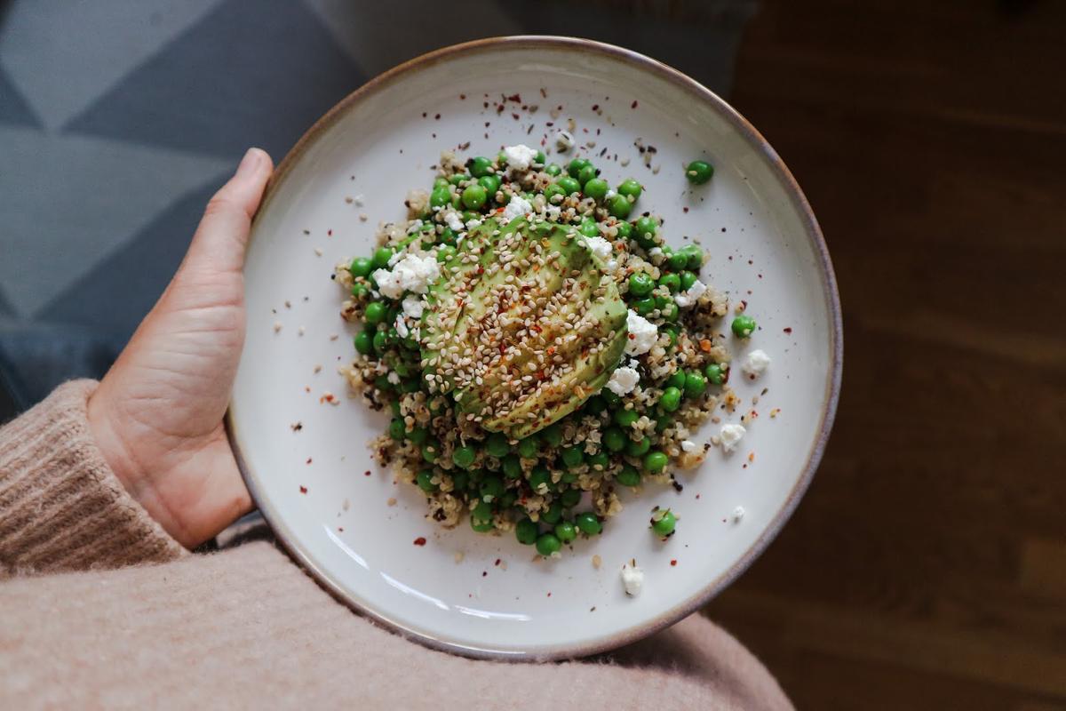 Rezeptbild: Erbsen mit Couscous, Avocado, Feta und Sesam