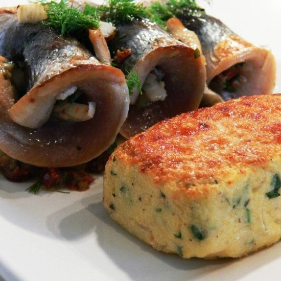 Rezeptbild: Heringsröllchen auf Fenchel-Tomatengemüse