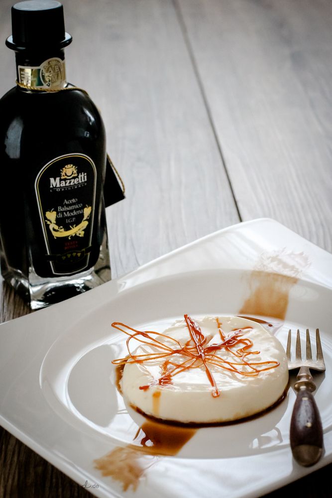 Rezeptbild: Panna Cotta auf Balsamico und Rosmarin Karamell