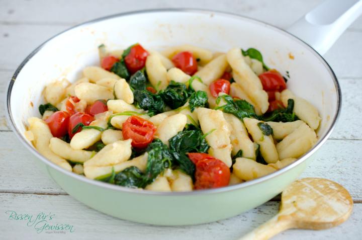 Rezeptbild: Schupfnudeln mit Spinat und Tomaten