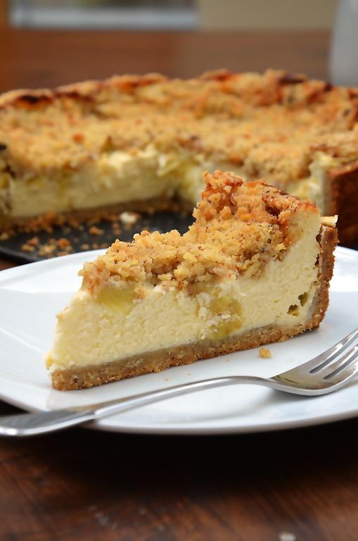 Rezeptbild: Rhabarber-Cheesecake mit Nusscrumble