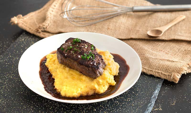 Rezeptbild: Schnelle Polenta mit Rindersteak und Rotweinsauce