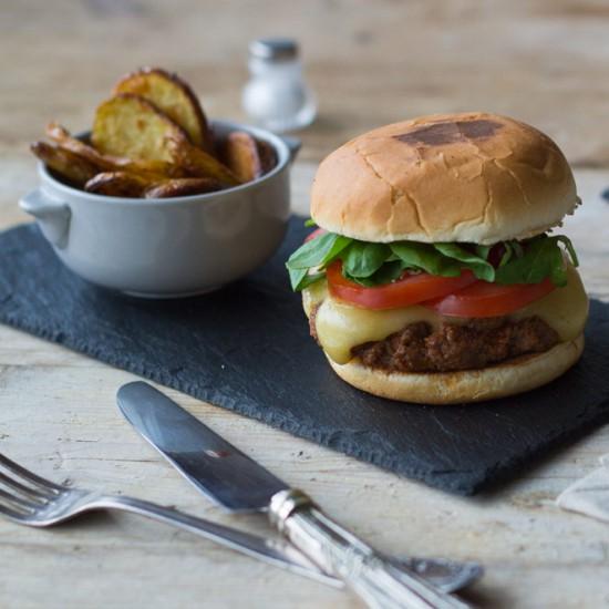 Rezeptbild: Thai Curry Burger mit Kartoffelspalten