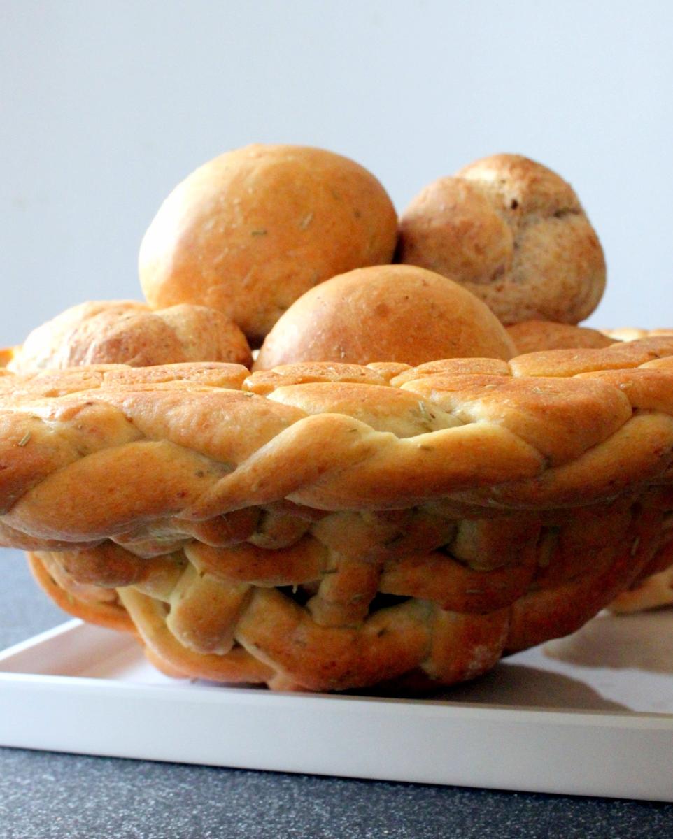 Rezeptbild: Brot Korb aus Pizza Teig mit Broetchen Fuellung
