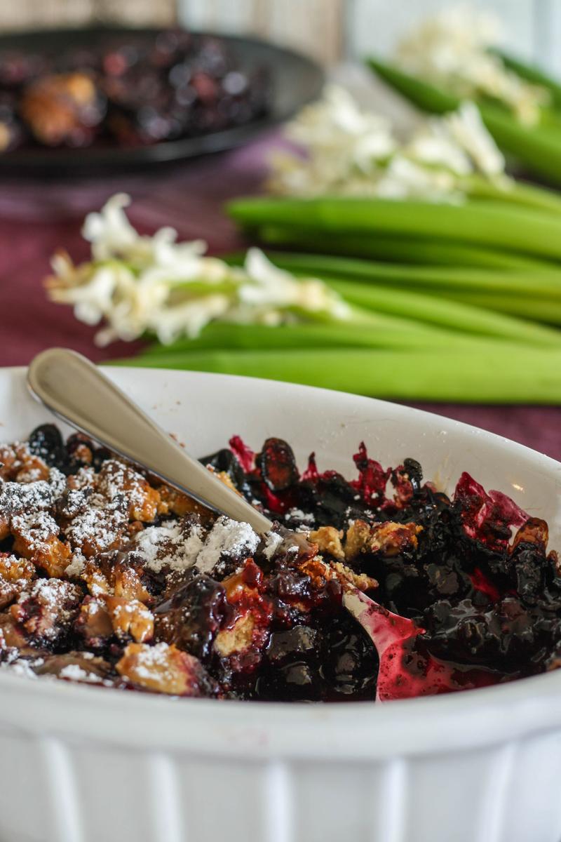 Rezeptbild: Heidelbeeren mit Schoko-Erdnussbutter Streuseln und Karamellsauce