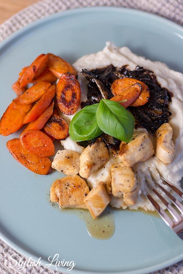 Rezeptbild:  Blumenkohlpüree mit Balsamico-Schalotten, Kikokhähnchen und Karotten